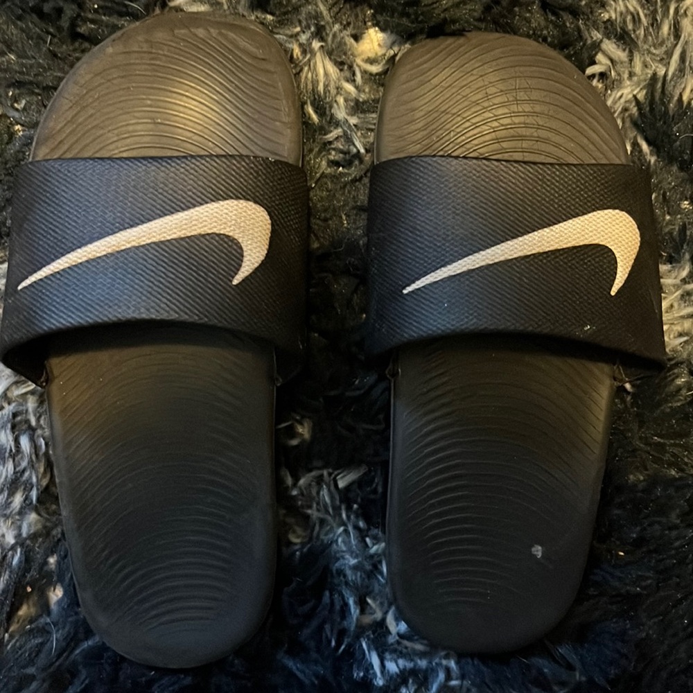 Nike kids slides size 3.5 black